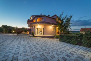 Exterior - Luxury Villa, Sleeps 10 with Private Pool (Biograd na moru)