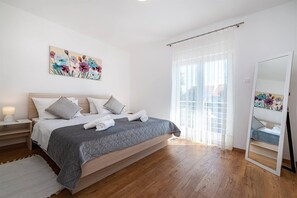 4 bedrooms, iron/ironing board, travel cot, free WiFi - Large Villa with Pool, Rural Setting (Stankovci)