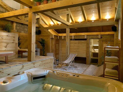 Die Ski-Suite hat ein Schlafzimmer und ein kleines Wohnzimmer ohne Küche. by Interhome