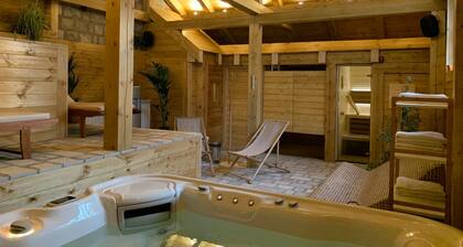 Die Ski-Suite hat ein Schlafzimmer und ein kleines Wohnzimmer ohne Küche. by Interhome