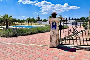 Property grounds - Quiet 5 Bedroom Villa near Biograd (Tinj)