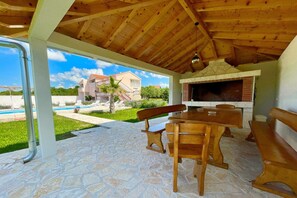 Outdoor dining - Quiet 5 Bedroom Villa near Biograd (Tinj)