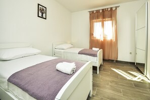 5 bedrooms, iron/ironing board, travel cot, free WiFi - Quiet 5 Bedroom Villa near Biograd (Tinj)