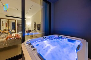 Basic Studio | Interior - The Velvet Apex Studio w/ Jacuzzi Trillionaire (Dubai)