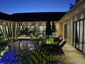 Pool - Villa "Grand Amber" mit Terrasse by Interhome (Diani Beach)