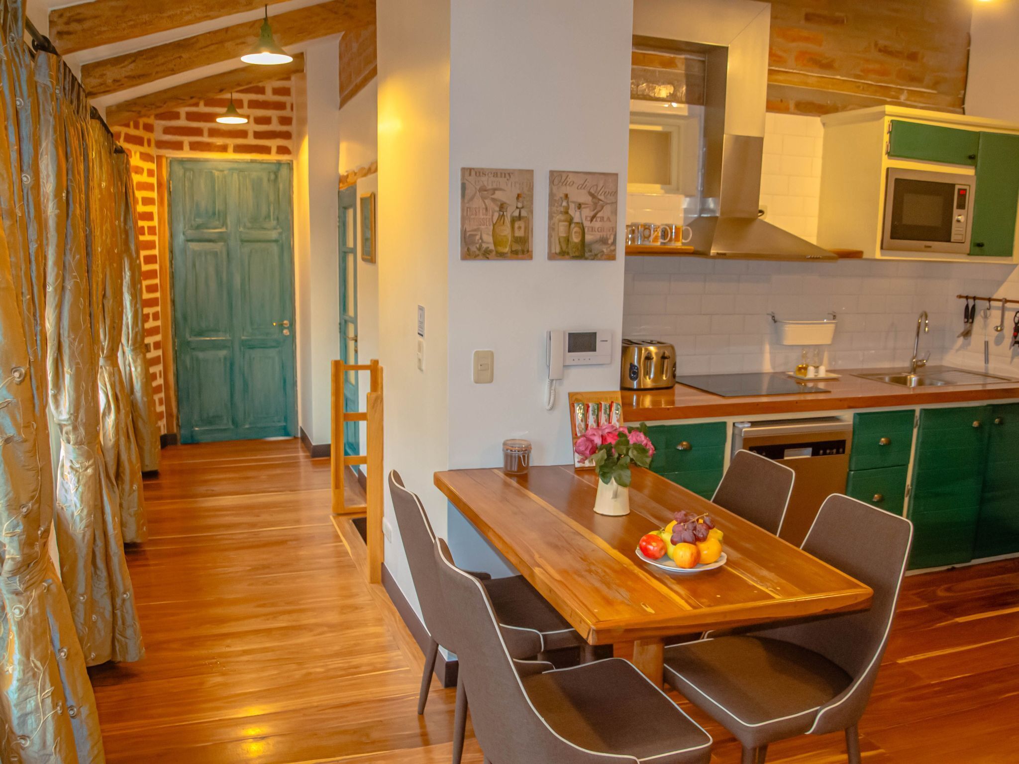 Refrigerador, microondas, lavavajillas, utensilios de cocina