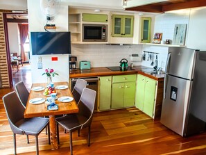 Refrigerador, microondas, lavavajillas y utensilios de cocina 