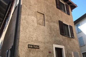 Exterior detail - Warm independent rustic apartment, for nature lovers (Miglieglia)