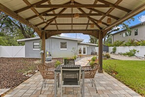 Outdoor dining - Jasmine Oaks Retreat in beautiful South Tampa (Tampa)
