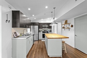 Fridge, microwave, oven, stovetop - Jasmine Oaks Retreat in beautiful South Tampa (Tampa)