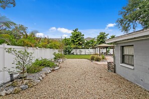 Property grounds - Jasmine Oaks Retreat in beautiful South Tampa (Tampa)