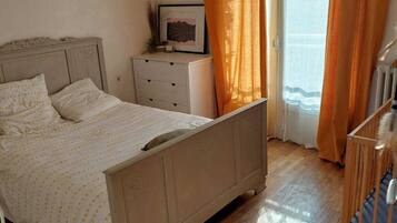 7 Schlafzimmer, Schreibtisch, Bügeleisen/Bügelbrett, Reisekinderbett