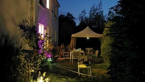 A house with a patio area, outdoor furniture, and a tent. - Domaine du Pin – Nature Escape for Groups (15)+ Spa & Activities -South Brittany (LANGUIDIC)