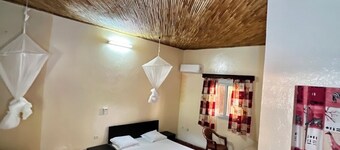 Peaceful location 2mn from Fadiouth island Hotel bar restaurant le finio