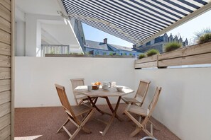 Outdoor dining - “Résidence de la Plage” Apartment with Private Terrace and Balcony (Saint-Gilles-Croix-de-Vie)