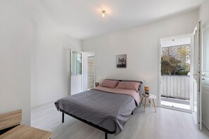 3 bedrooms, bed sheets - “Résidence de la Plage” Apartment with Private Terrace and Balcony (Saint-Gilles-Croix-de-Vie)