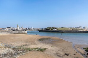 On the beach - “Résidence de la Plage” Apartment with Private Terrace and Balcony (Saint-Gilles-Croix-de-Vie)