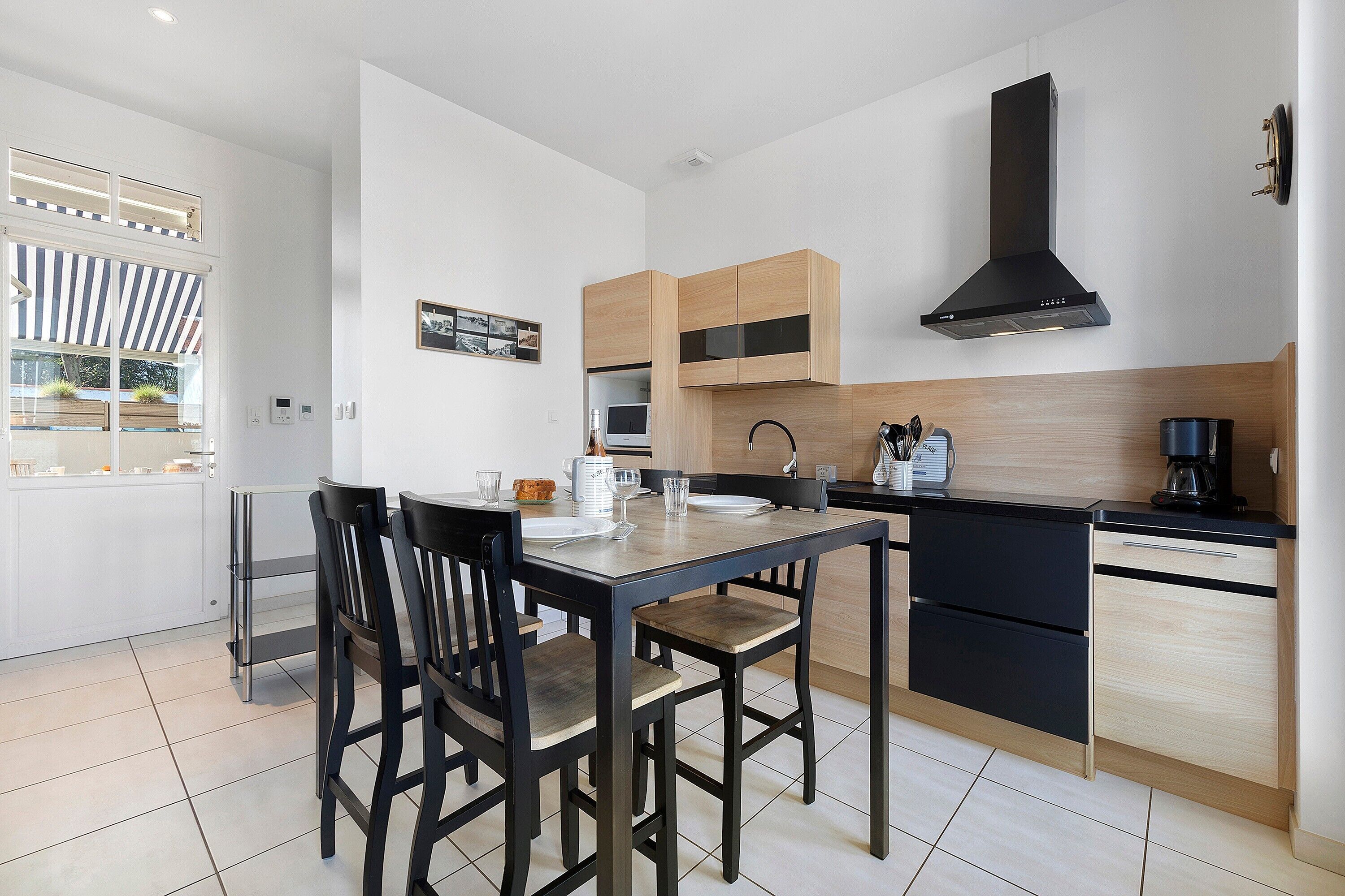 Frigorífico, microondas, placa de cocina y lavavajillas
