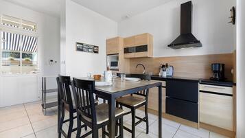 Frigorífico, microondas, placa de cocina y lavavajillas