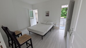3 bedrooms, bed sheets - “Résidence de la Plage” Apartment with Private Terrace and Balcony (Saint-Gilles-Croix-de-Vie)