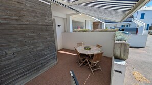 Outdoor dining - “Résidence de la Plage” Apartment with Private Terrace and Balcony (Saint-Gilles-Croix-de-Vie)