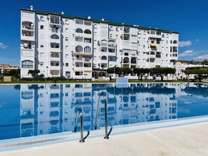 A large building with multiple balconies and a swimming pool in front. - Alma de Laguna Beach Torrox Costa (Torrox)