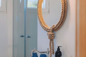 تجهيزات دش، مجففات شعر، مناشف، ورق حمّام