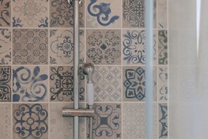 تجهيزات دش، مجففات شعر، مناشف، ورق حمّام