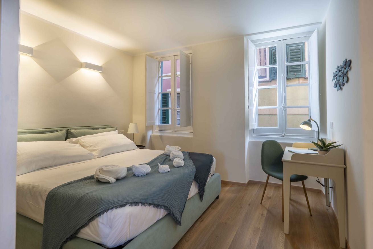 Tabla de planchar con plancha, cuna de viaje, internet y ropa de cama 