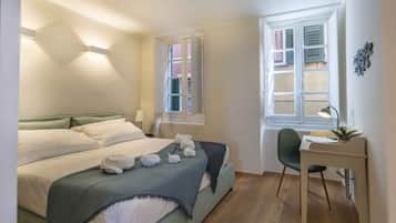 Tabla de planchar con plancha, cuna de viaje, internet y ropa de cama