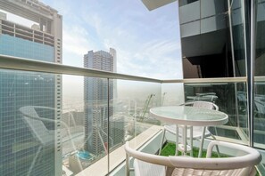 Outdoor dining - Free housekeeping visits during your stay - StayShort - Stylish 2-Bedroom in JLT That Sleeps 6 Comfortably (JLT)
