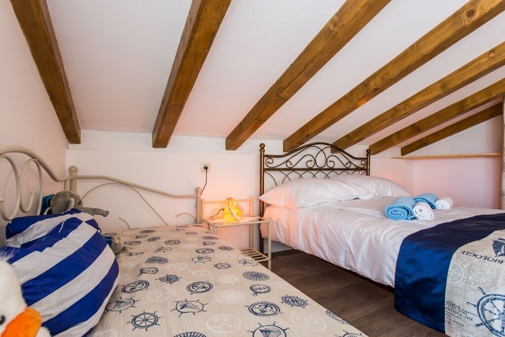 3 habitaciones, tabla de planchar con plancha, wifi y ropa de cama 