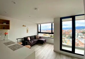 Smart TV, fireplace, ping pong, books - Penthouse in Zona T with Rooftop Pool, Sauna & Gym (Bogotá)