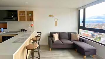 Smart-TV, Kamin, Tischtennisplatte, BĂŒcher