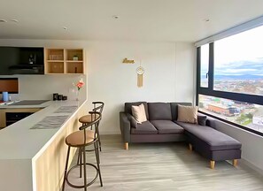 Smart-TV, Kamin, Tischtennisplatte, Bücher