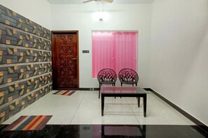 Interior - Ocean Queen Palace Poovar – Deluxe Double Room with Balcony Overlooking the Sea (Poovar)