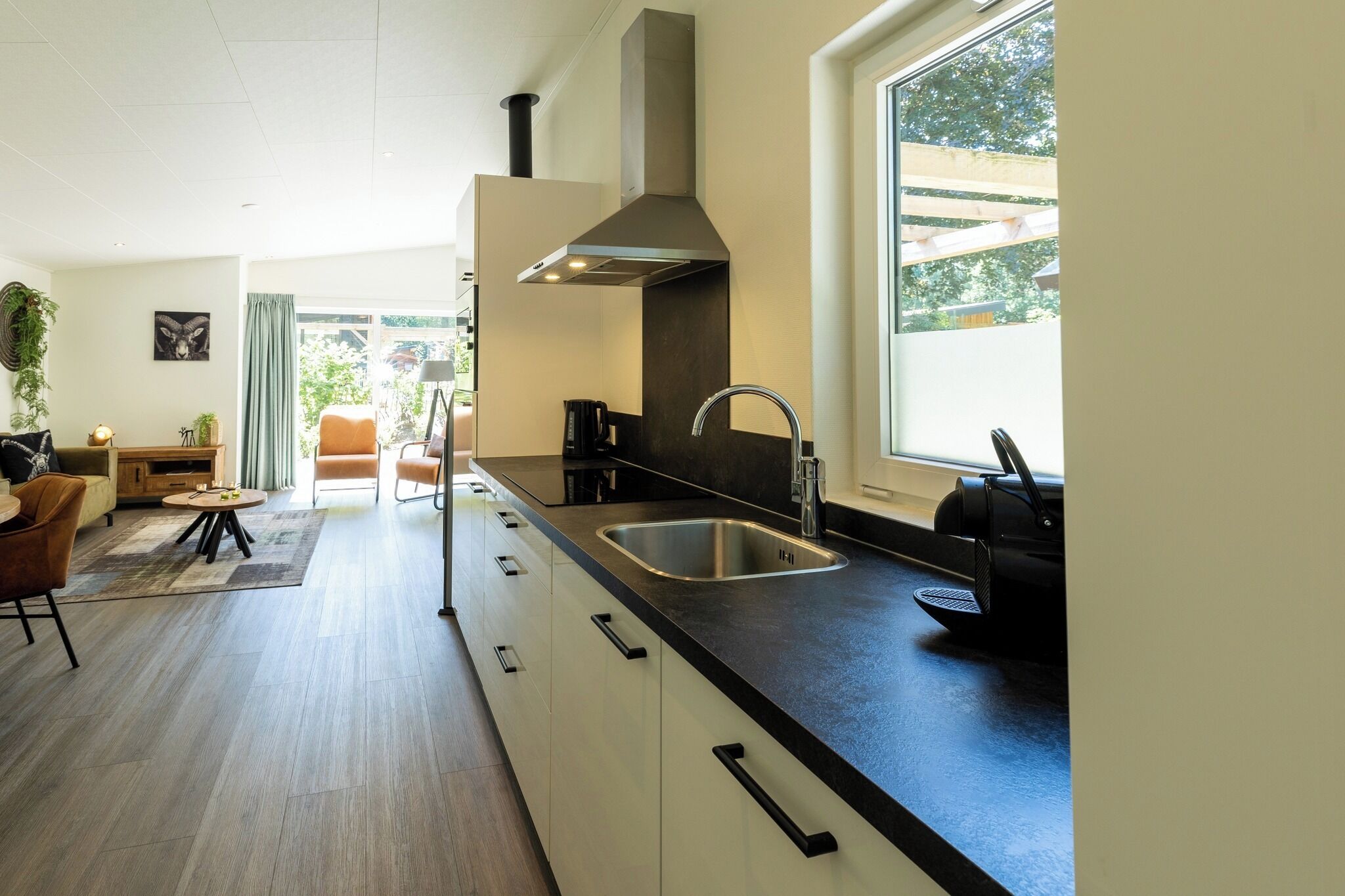 Køleskab, mikrobølgeovn, kogeplade, opvaskemaskine