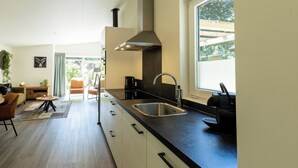 Una cucina moderna con un'ampia finestra, un piano cottura integrato e un lavello.
