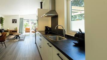 Køleskab, mikrobølgeovn, kogeplade, opvaskemaskine