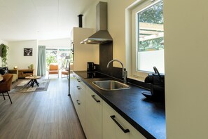 Køleskab, mikrobølgeovn, kogeplade, opvaskemaskine