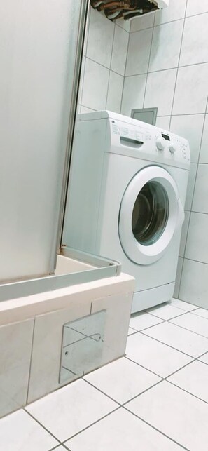 Basic-lejlighed | Badeværelse | Bruser, gratis toiletartikler, hårtørrer, håndklæder