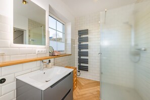 Hair dryer, towels - Villa Alma in Loddin - with balcony and terrace and charging station for e-bikes (Loddin)