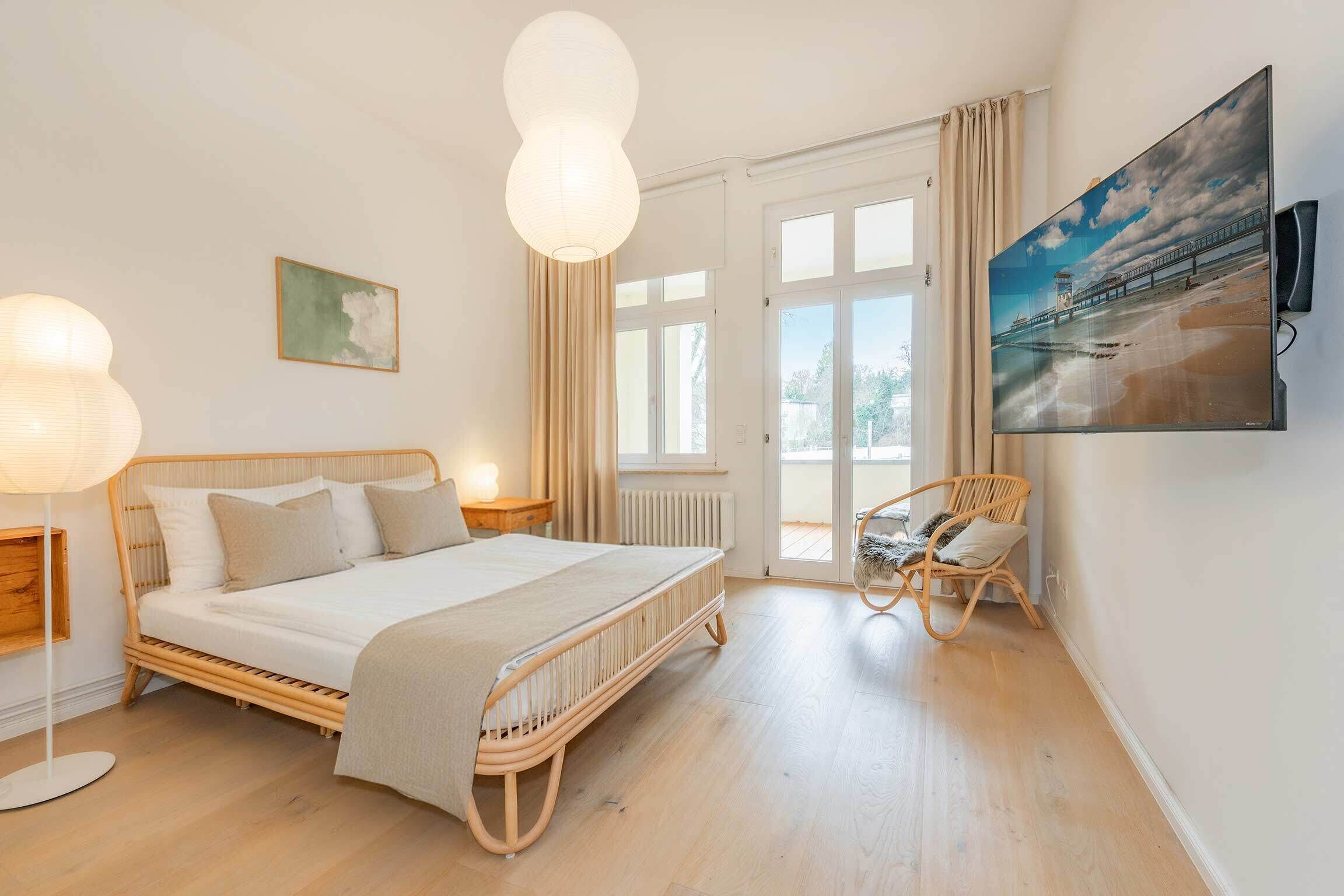 Bureau, lit parapluie, Wi-Fi gratuit, draps fournis