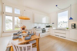 Coffee/tea maker, fridge, microwave, oven - Salty apartment: 135m² eco-luxury with sauna near the beach (Heringsdorf (Seebad))
