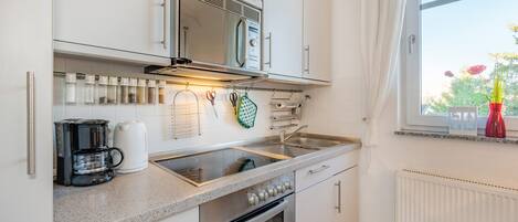 Kjøleskap, mikrobølgeovn, ovn og kokeplater