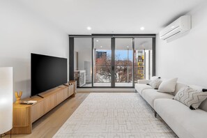 Smart TV - Dual-Level Loft Apartment w/ Indoor Pool, Gym, Free Parking - Walk to CBD (West Melbourne)