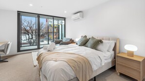 2 habitaciones, tabla de planchar con plancha y cuna de viaje 