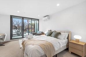 2 bedrooms, iron/ironing board, travel cot, free WiFi - Dual-Level Loft Apartment w/ Indoor Pool, Gym, Free Parking - Walk to CBD (West Melbourne)