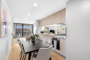 Dining - Dual-Level Loft Apartment w/ Indoor Pool, Gym, Free Parking - Walk to CBD (West Melbourne)