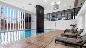 Una piscina techada, una piscina climatizada